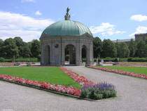 Der Dianatempel ist ein Pavillon In der Mitte des Hofgartens in Mnchen (Sommer 2004), dahinter befindet sich die Bayerische Staatskanzlei.