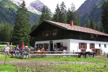Einkehr in die Untere Gutenalp (1048 m) auf dem Rckweg durch das Oytal (Landkreis Oberallgu - Sommer 2004)