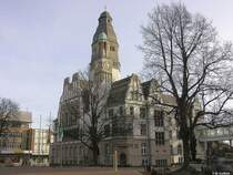Das Alte Rathaus am Willy-Brandt-Platz - mit Fahnen auf Halbmast (Kreis RE, Februar 2005)
