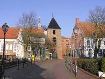 Kirchengebude und  Glockenturm der ev. Kirche von Greetsiel (Landkreis Aurich, Niedersachsen - Februar 2005)