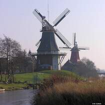 Die Zwillingsmhlen, die bekannteste Sehenswrdigkeit von Greetsiel (Landkreis Aurich, Niedersachsen - Februar 2005)