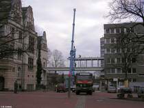 Abriss der Verbindungsbrcke ( Beamtenlaufbahn ) zwischen altem Rathaus und Broturm I in Gladbeck (NRW - Februar 2005)