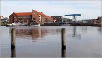 Emden. Blick ber den alten Binnenhafen zum Gebude des Wasserstraen- und Schifffahrtsamtes Emden an der Zufahrt zum Eisenbahndock mit seiner Klappbrcke.
10.03.2017