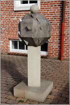 Emden. Diese Polyeder-Sonnenuhr in Form eines Rhombenkuboktaeders stammt vermutlich aus dem 18. Jahrhundert und steht in der Nhe des Gdenser Hauses am Roten Siel.
10.03.2017