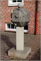 Emden. Diese Polyeder-Sonnenuhr in Form eines Rhombenkuboktaeders stammt vermutlich aus dem 18. Jahrhundert und steht in der N�he des G�denser Hauses am Roten Siel.
10.03.2017