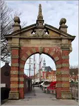Emden. Blick durch das Hafentor von 1635 und die Masten der im Ratsdelft liegenden Schiffe zum Turm des Rathauses.
10.03.2017