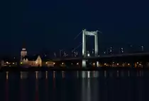 K�ln bei Nacht. M�hlheimer Br�cke mit der Kirche St. Clemens links daneben.

K�ln M�lheimer Br�cke, 10. M�rz 2017