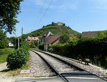 Staufen im Breisgau, Blick vom Bahnbergang an der Neumagenstrae zum Schloberg, Juni 2014