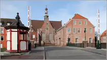 Emden. Blick durch die Friedrich-Ebert-Stra�e zur Neuen Kirche, die 1643 bis 1648 gebaut wurde. Links im Bild das Br�ckenw�rterh�uschen der Br�cke �ber den Falderndelft, rechts im Bild das G�denser Haus.
10.03.2017