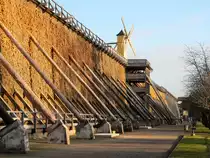 Bad D�rrenberg - das Gradierwerk ist mit 12 m H�he und 636 m L�nge die l�ngste zusammenh�ngende Gradieranlage in Deutschland. Ansicht vom Kurpark am 11.03.2017 