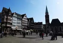 DER FRANKFURTER R�MER
Welch ein Kontrast zu der Architektur der Bankenmetropole Frankfurt-der
historische Stadtmittelpunkt dieser Weltstadt mit dem weltweit bekannten
Fachwerk-Ensemble,das Touristen aus der ganzen Welt besuchen,hier am 12.3.2017...
