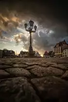 Hier sieht man den tollen Kandelaber bei Sonnenuntergang auf dem Gl�ckst�dter Markt. 

Aufnahme: 01.03.2017