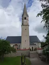 Kleinpienzenau, katholische Filialkirche Sankt Georg, unverputzter Tuffquaderbau, Saalbau mit leicht eingezogenem Chor und S�dturm, erbaut bis 1496, 1766 barockisiert, 
Turmoberbau Mitte des 19. Jahrhundert (03.07.2016)
