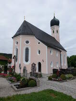 Mittenkirchen, barocke St. Nikolaus Kirche, Saalbau mit sechseckigem Westturm mit Kuppelhaube, erbaut bis 1688 durch Hans Mayr (03.07.2016)