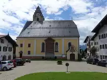 Neubeuern, Pfarrkirche Maria Empf�ngnis, Saalbau mit einseitigem Schopfwalmdach und S�dturm, Langhaus erbaut von 1636 bis 1637, Chor erbaut von 1775 bis 1776 durch Vitus Antretter (03.07.2016)