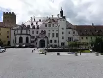 Schloss Neubeuern. Anlage aus mehreren Jahrhunderten, Umbau des Westfl�gel von 1895 bis 1908 durch Gabriel von Seidl, Schlosskapelle St. Augustin, Osttrakt 1751 barock erbaut von  Johann Baptist Gunetzrhainer (03.07.2016) 