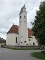 Nu�dorf am Inn, Pfarrkirche St. Vitus, sp�tgotischer, vierjochiger Saalbau mit dreiseitigem Schluss, erbaut im 15. Jahrhundert, 1720/30 barockisiert, 1923 verl�ngert (03.07.2016)