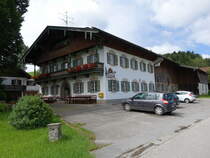 Reichersdorf, Gasthaus Rank, Zweigeschossiger Flachsatteldachbau mit Laube und Giebellaube, groe Eingangsnische, erbaut 1916 im alpenlndischen Heimatstil (03.07.2016)