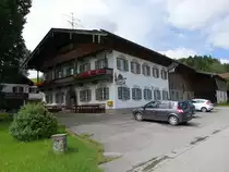 Reichersdorf, Gasthaus Rank, Zweigeschossiger Flachsatteldachbau mit Laube und Giebellaube, gro�e Eingangsnische, erbaut 1916 im alpenl�ndischen Heimatstil (03.07.2016)