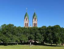 Freiburg, Herz-Jesu-Kirche mit dem Kirchplatz im Stadteil Sthlinger, Juli 2014