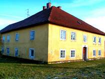 Lazarett bzw. Krankenhaus aus dem Jahre 1636,
mit 22 Betten, maximal 30 Betten zur Pflege Durchreisender, Pilger und Soldaten,wurde ab 1902 als Wohngebude verwendet, und steht nun leer, womglich mu dieses Gebude fr die Erweiterung eines Betriebes weichen;080103