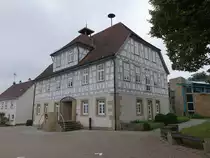 Untergruppenbach, alte Rathaus von 1740, ein markanter Torhausbau, wurde nach Pl�nen von Franz H�ffele von den Fuggern erbaut.
(24.07.2016)