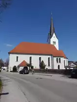 Sulzberg, Pfarrkirche Hl. Dreifaltigkeit, Saalbau mit eingezogenem Chor und n�rdlichem Turm mit Spitzhelm, im Kern 15. Jahrhundert, Anbau der Seitenkapellen vor 1493, Erweiterung des Langhauses um 1730 (27.03.2017)