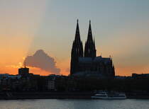 Nachdem die Sonne untergegangen war herrschte eine interessante Lichststimmung ber Kln.

Kln, 03. April 2017