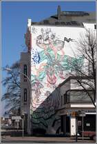 Bremerhaven. Eine phantasievolle Malerei ziert diese Hauswand in der Hafenstrae: eine Riesenkrake greift mit ihren Armen nach einem Segelschiff.
09.04.2017