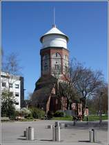 Bremerhaven. Der neugotische Wasserturm an der Hafenstrae wurde 1852/53 nach einem Entwurf des Bremer Architekten Simon Loschen errichtet. Bauherr war Melchior Schwoon, deswegen wird der Turm auch Schwoonscher Wasserturm genannt. Er ist ein denkmalgeschtztes Wahrzeichen im Stadtteil Lehe.
09.04.2017