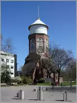 Bremerhaven. Der neugotische Wasserturm an der Hafenstra�e wurde 1852/53 nach einem Entwurf des Bremer Architekten Simon Loschen errichtet. Bauherr war Melchior Schwoon, deswegen wird der Turm auch Schwoonscher Wasserturm genannt. Er ist ein denkmalgesch�tztes Wahrzeichen im Stadtteil Lehe.
09.04.2017