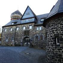 FRIEDEWALD/WESTERWALD-SCHLOSSFASSADE
Die Grafen von SAYN konnten mit dem Schloss im 14. Jhdt. ihre Landeshoheit im Hohen Westerwald sichern,und ab 1324
genoss der kleine Ort tatschlich Stadtrechte.Ab 1949 war das Schloss fr lange Jahre Sitz der Evangelischen

Sozialakademie,und selbst der damalige Bundesprsident GUSTAV HEINEMANN war hier zu Besuch.Leider ist zur Zeit ein
Besuch des wunderschnen Innenhofs mit Blick auf die Westerwaldlandschaft wegen Schlieung der Hotel-Gastronomie
nicht mehr mglich....hier am 9.4.2017