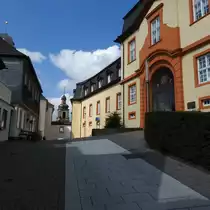 HACHENBURG/WESTERWALD-SCHLOSS
Von der Frontfassade des Schlosses,heute Sitz der Bundesbank-Hochschule,f�llt der Blick auf den Turm der
Franzikaner-Kirche am Marktplatz,hier am 4.4.2017...