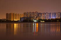 Nchtlicher Blick ber den Qinggou Ditch auf Jinjiang, Quanzhou am 07.04.2107.