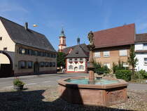 Merdingen, Stockbrunnen mit St. Wendelins Figur, Rathaus und Gasthaus zur Sonne (15.08.2016)