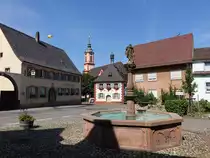 Merdingen, Stockbrunnen mit St. Wendelins Figur, Rathaus und Gasthaus zur Sonne (15.08.2016)
