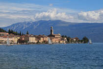 Blick auf Sal am Westufer des Gardasees. Im Hintergrund thront der Monte Baldo, im September 2016.