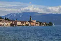 Blick auf Sal� am Westufer des Gardasees. Im Hintergrund thront der Monte Baldo, im September 2016.