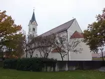 M�nchsm�nster, St. Sixtus Kirche, verputzte Saalkirche mit Satteldach, halbrunder Chorapsis und westlichem Turm mit Spitzhelm und neuromanischer Gliederung, Apsis romanisch, erbaut im 17. Jahrhundert (06.11.2016)