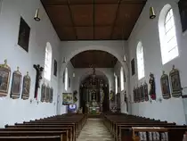 M�nchsm�nster, Innenraum der St. Sixtus Kirche, Langhaus mit flacher Holzfelderdecke und stuckierte Apsis (06.11.2016)