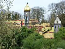 Das Hundertwasser-Haus im GRUGAPARK Essen mit den ersten blhenden Weidenktzchen (NRW, Mrz 2017)