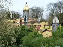 Das Hundertwasser-Haus im GRUGAPARK Essen mit den ersten bl�henden Weidenk�tzchen (NRW, M�rz 2017)