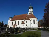Niederwinkling, Pfarrkirche St. Wolfgang, Saalkirche mit flachem Tonnengewlbe und eingezogenem Polygonalchor, Langhaus mit hohem Satteldach und geschweiftem Giebel, erbaut von 1908 bis 1910 durch Joseph Rottler (14.11.2016)