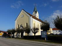 Wallerfing, kath. St. Johannes der Tufer Kirche, neuromanischer Saalbau mit eingezogenem Chor und Nordturm, erbaut von 1891 bis 1893 (14.11.2016)