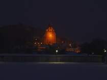 Die Stadt Herrenberg, mit der Kirche als Wahrzeichen der Stadt am Berg gelegen, im anmutig ruhigen Schnee�berzug bei Nacht...