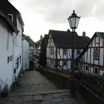 ORANIERSTADT DILLENBURG-ALTSTADTGASSE
Von der Fu�g�ngerzone mit ihren wundersch�nen Fachwerkh�usern f�hren die Stufen der Altstadtgasse hoch zur ev.
Schlosskirche und dem Wilhelmsturm-hier am Abend des 27.4.2017