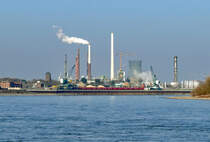 Rheinufer in Godorf und dahinter die Shell-Raffinerie - 14.02.2017