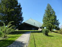 Breisach, die Martin-Bucer-Kirche steht auf einem ehemaligen Festungshgel in der Unterstadt, 1967-68 erbaut, benannt nach dem elsischen Reformator Bucer (1491-1551), April 2017