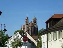 Breisach, Blick aus der Unterstadt auf die Ostseite des St.Stephanmnsters mit Chor und Doppeltrmen