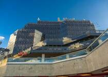 Eine Plaza am Westbahnhof in Budapest. Als das Gebude in den 80ern gebaut wurde war eine solche Glasfassade im Ostblock ziemlich selten, und strahlte Modernitt. Die Aufnahme stammt vom 23.04.2017.